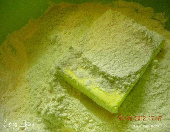 Муку перетереть с маргарином.
Яйцо взбить с водой и солью (в стакан сначала разбить яйцо, а потом туда долить воду (воды получится чуть меньше, чем стакан)).
