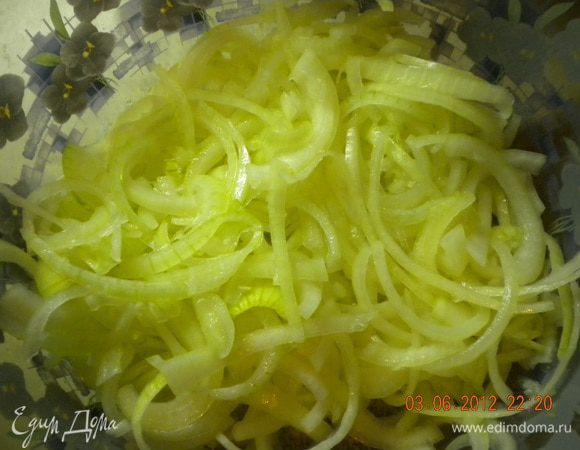 Для начинки лук нарезаем полукольцами, добавляем соль и хорошенько мнем.