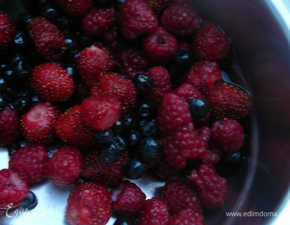 Ягоды промыть,удалить плодоножку. Если используете клубнику, то порезать на четверти или половины (зависит от размера клубники). Добавить в ягоды 1/3 стакана сахара, 2 чайный ложки воды и 2 ст.ложки крахмала. Перемешать и поставить на средний огонь.Варить в сотейнике, постоянно помешивая ягодный соус 7-8 минут,до загустения. Затем оставить остывать.