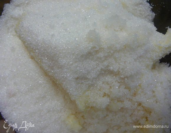 Приготовим тесто,для этого сливочное масло мягкое взбить с сахаром,с помощью миксера в течении 3-4 минут.