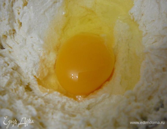 Затем вбить с масляную смесь по одному яйцу,не переставая взбивать миксером масло. Взбивать до пышности в течении 4 минут.