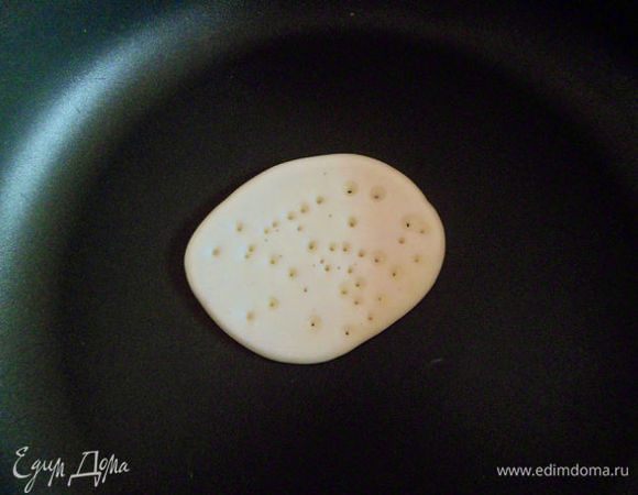 Жарим блинчики без масла на сковороде, наливая из столовой ложки. получаются кружки примерно  5 см. диаметром.