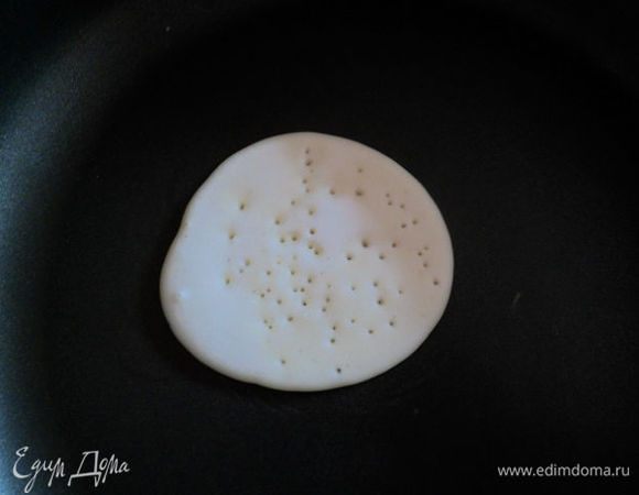 жарим с одной стороны,до тех пор пока верх не высохнет и не станет пористым