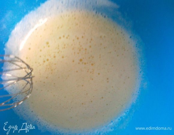 3. Выкладываем туда мёд с содой и перемешиваем. 