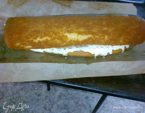 8. Сворачиваем смазанный корж в рулет и убираем для пропитки в холод на несколько часов или на ночь (если терпежа хватит). Приятного аппетита!