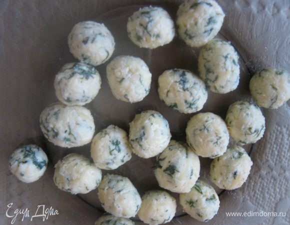 Из маслянно-сырной массы формируем небольшие шарики и отправляем в морозилку  минут на 30

