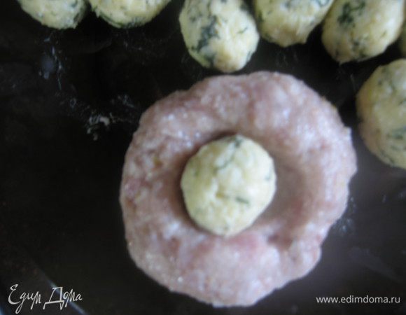 В сковородку наливаем небольшое кол-во растительного масла. Формируем котлетки вот таким образом( в мясной лепешке делаем углубление и кладем сырный шарик. 