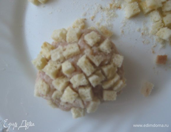 Собираем края мясной лепешки кверху и хорошо запечатываем. Обваливаем в сухарях, немного вдавливая их в фарш.
