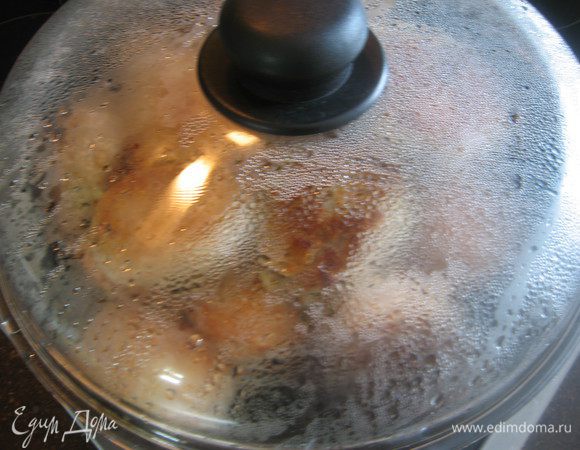 Затем накрываем крышкой, уменьшаем огонь до минимума и тушим 15-20 минут.