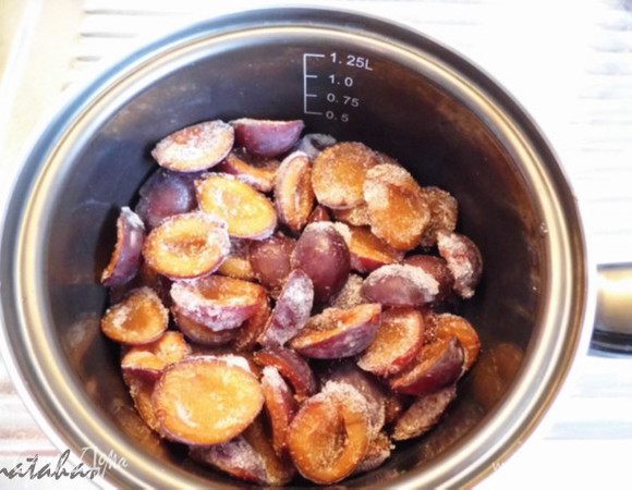 Пересыпать мороженную Сливу в небольшую кастрюльку.