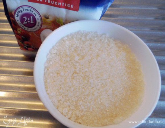 Добавить к сливе Желе-сахар. Перемешать, закрыть крышкой и поставить настаиваться часа на 4