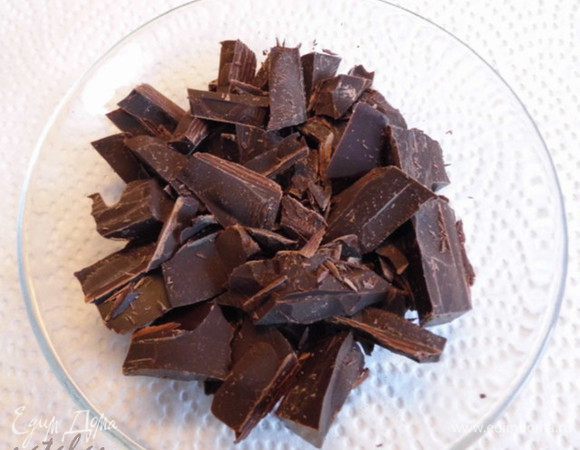 Чёрный шоколад мелко построгать ножом.