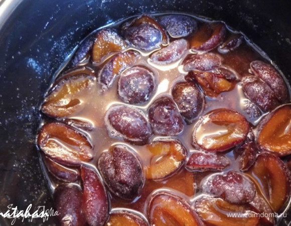 По истечении 4 часов наша слива выглядит так. Поставить на плиту кастрюльку со сливой, довести до кипения. Варить на маленьком огне 2 минуты постоянно помешивая. 