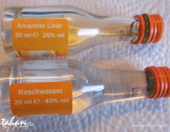 Добавить к сливе лимонную цедру и алкоголь (у меня Амаретто и Водка на вишне). Варить ещё 1 минуту.