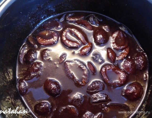 Добавить в кастрюльку ароматическую эссенцию (у меня миндальная) и шоколад. Варить ещё 1 минуту. Всего Варенье должно кипеть не более 4 минут!!!