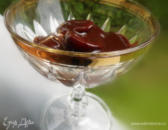 Поставим варенье остывать и настаиваться. И через час оно готово - сироп с шоколадом стал вязкий. А вкус сладко-шоколадно-кисленький с запахом вкусного алкоголя.Приятного аппетита!