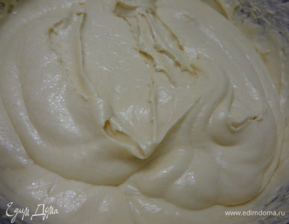 Всыпать постепенно сухие ингредиенты в масло, чередуя сухие продукты со сметаной. Постоянно взбивая все миксером. 