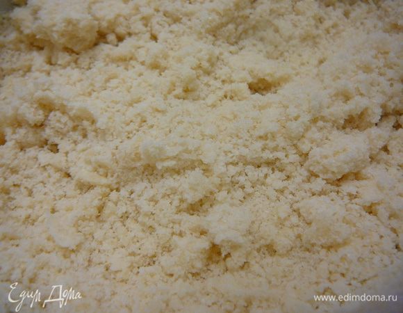 Приготовить штрейзель. Холодное сливочное масло нарезать кубиками, всыпать муку и сахар, перетереть в крошку. Посыпать верх пирога штрейзелем. Отправить выпекаться в заранее разогретую до 170 С духовку, на 50-60 минут.В ыпекать в верхней части духовки. Готовность проверять деревянной шпажкой, шпажка должна быть сухой.