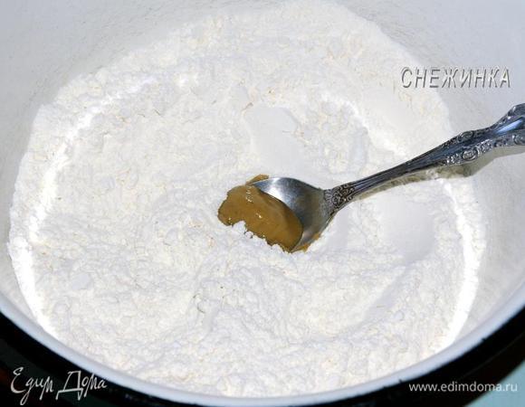 Смешиваем в миске муку, соль, разрыхлитель и горчицу.