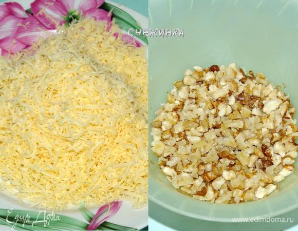 Сыр натираем на мелкой терке, орехи измельчаем не сильно мелко.