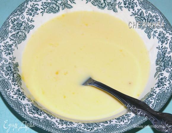 Яйца слегка взбиваем, соединяем с молоком.