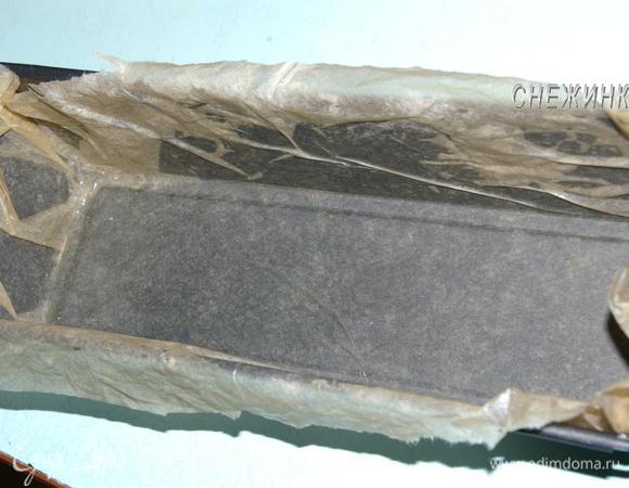 Прямоугольную форму для выпечки выстилаем бумагой, я ее вначале немного смочила водой, так она легко приобретает форму формы)) Смазываем маслом.