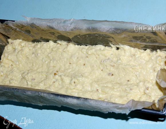 Перекладываем тесто в форму. Равномерно распределяем, делаем небольшую «канавку» по центру. 