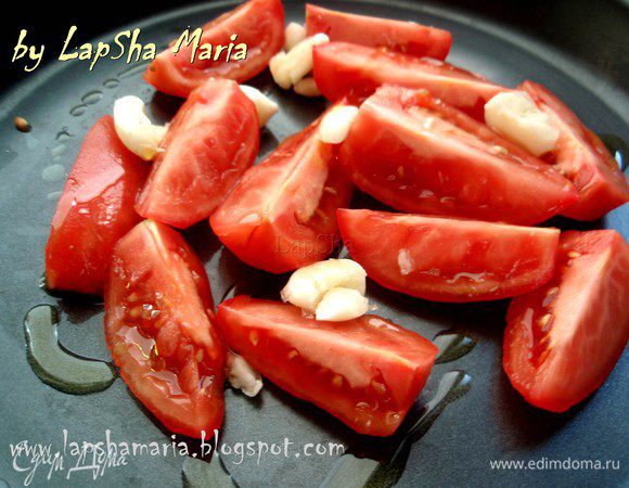 С томатов снимаем шкурку (надрезаем и ошпариваем или просто делаем ее острым ножом). Нарезаем на четвертинки, чеснок раздавливаем и крупно порубим. Кладем все это в форму, сбрызгиваем щедро оливковым маслом. Ставим в духовку на 15-20 минут при температуре 200С.  