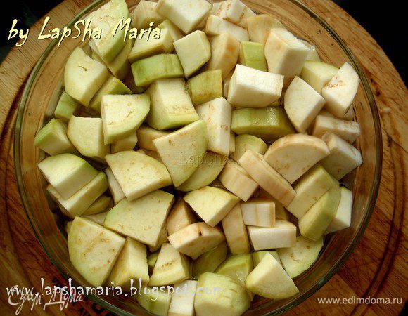 Первым делом надо почистить баклажан, нарезать его на произвольные кубики примерно одинакового размера и замочить на 15 минут в соленной воде. Делаем мы это для того, чтобы убрать из баклажана горечь, которая может испортить весь суп.