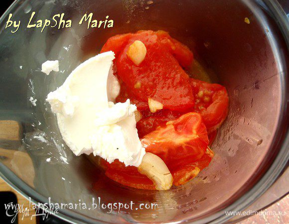 Теперь томаты с чесноком, баклажан, оставшийся бульон и сливочный сыр кидаем в блендер и Бззззззз =))