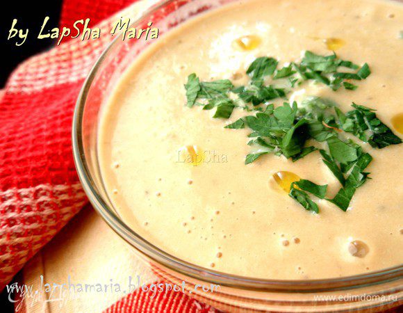 Добавим сливки подогретые в свч или на плите. И ещё раз все взобьем, проверим на соль при необходимости досолим и можно подавать к столу. Я приправила рубленной петрушкой и каплями оливкового масла. Так же сюда прекрасно подойдут гренки. Приятного аппетита!