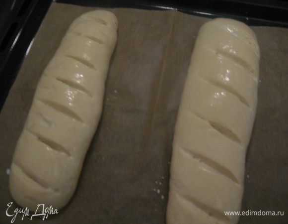 оставить для подъема на 40 минут.Смазать молоком, для красивой корочки.
