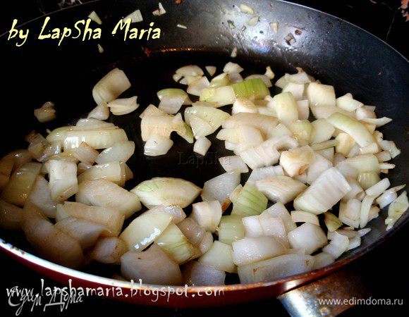 На сковороде обжариваем крупно нарезанный лук до легкой золотистости.