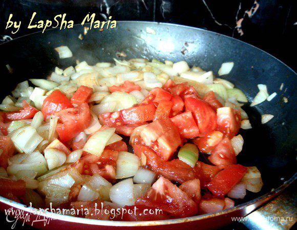 С томатов снимаем кожуру, нарезаем на кубики и отправляем к луку, обжариваем немного все вместе.