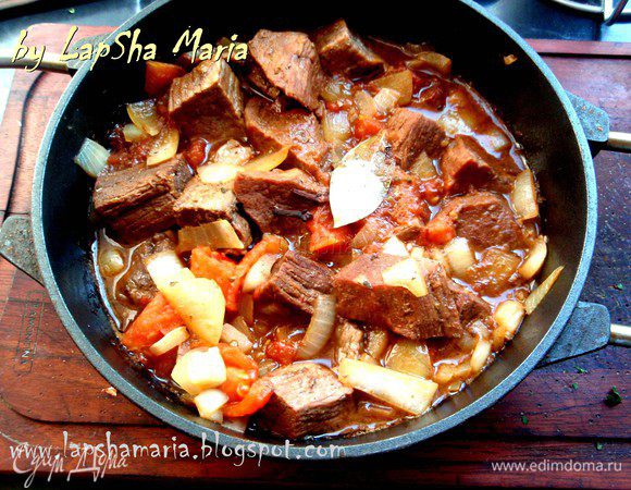 Перемешиваем, вольем ещё стакан воды и оставляем томиться еще на час. Попробуйте мясо, если оно достаточно мягкое, можно выключать, если нет, продолжайте тушить до мягкости. 