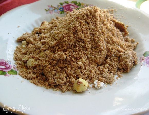 Миндаль измельчить в блендере. 