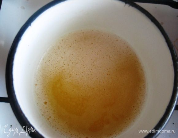 Сливочное масло растопить на медленном огне и остудить (оно должно быть теплым, но не горячим!). Классические Финансье готовят на топленом масле, поэтому ему можно дать покипеть 4-7 минут. Масло приобретет коричневый цвет и ореховый аромат. Но оно должно быть качественным, чтобы получился желаемый результат. 