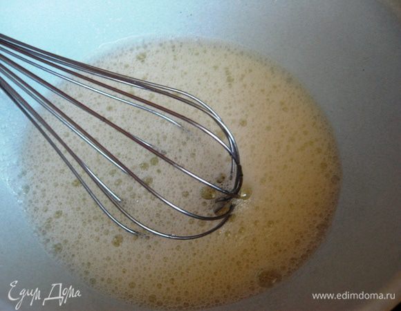 Белки слегка взбить венчиком.