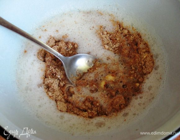 Добавить молотый миндаль и перемешать.