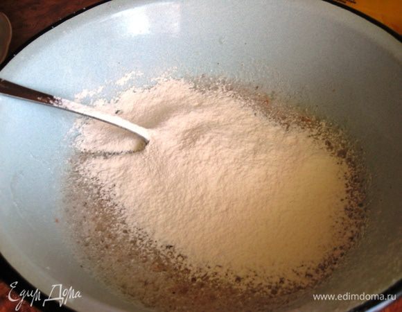 Всыпать просеянную муку. Перемешать. Просеять сахарную пудру и снова перемешать. 