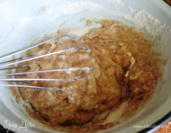 Влить растопленное масло и еще раз хорошо перемешать. Тесто получается жидкое, но так и должно быть. 