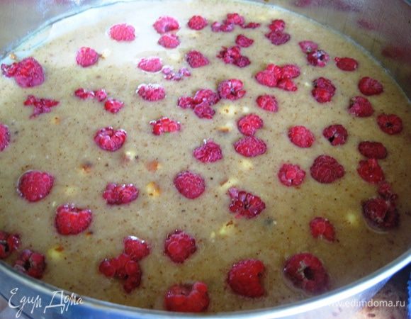 Выливаем тесто в форму, поверх кладем малину. 