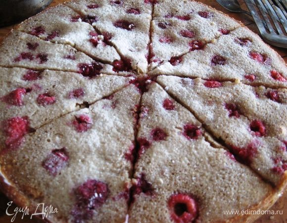 Посыпаем сахарной пудрой, делим на пирожные. Приятного аппетита!