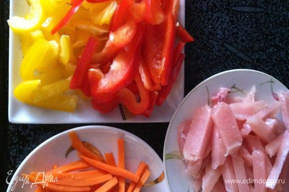 Перец освободить от семян, нарезать соломкой. Морковь очистить, нарезать соломкой. Куриное филе нарезать небольшими кусочками.