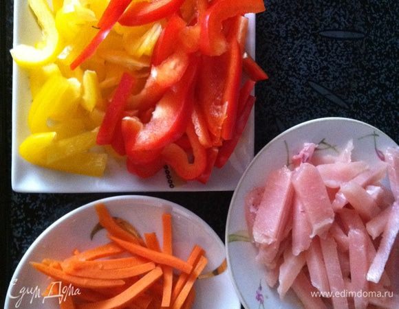 Перец освободить от семян, нарезать соломкой. Морковь очистить, нарезать соломкой. Куриное филе нарезать небольшими кусочками.