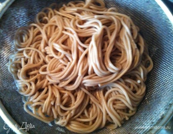 Лапшу отварить в подсоленой воде в течении 10 минут, откинуть на дуршлаг.