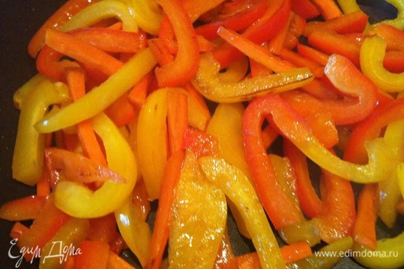Обжарить на растительном масле морковь и перцы в течении 2-3 минут, переложить на тарелку.
