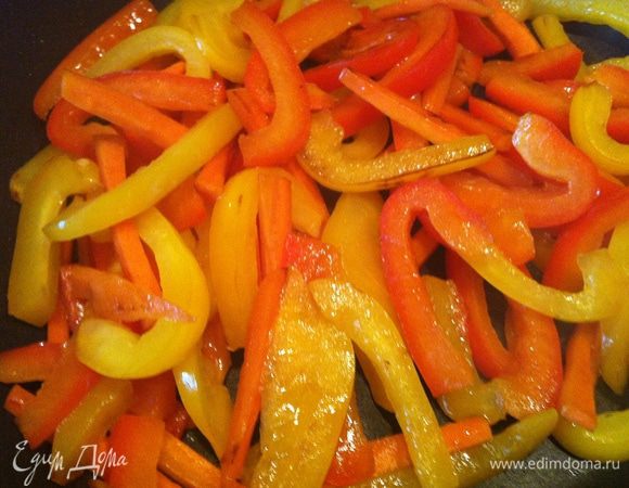 Обжарить на растительном масле морковь и перцы в течении 2-3 минут, переложить на тарелку.