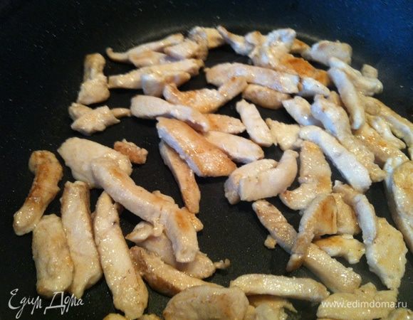 На этой же сковородке обжарить курицу до золотистого цвета.