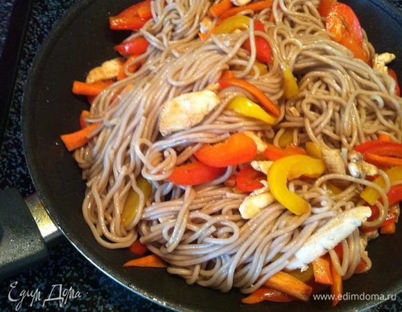 К обжаренной курочке положить обратно овощи, добавить лапшу и соевый соус. Перемешать и выключить плиту.